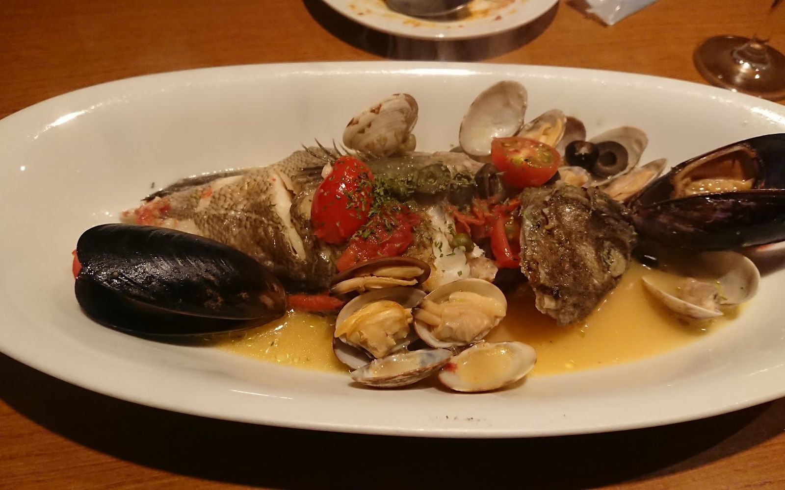 白身魚とアサリ、ムール貝、ミニトマトを煮込んだ一皿