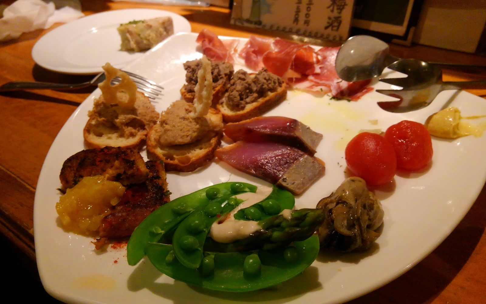 生ハムやブルスケッタ、野菜を盛り合わせた前菜