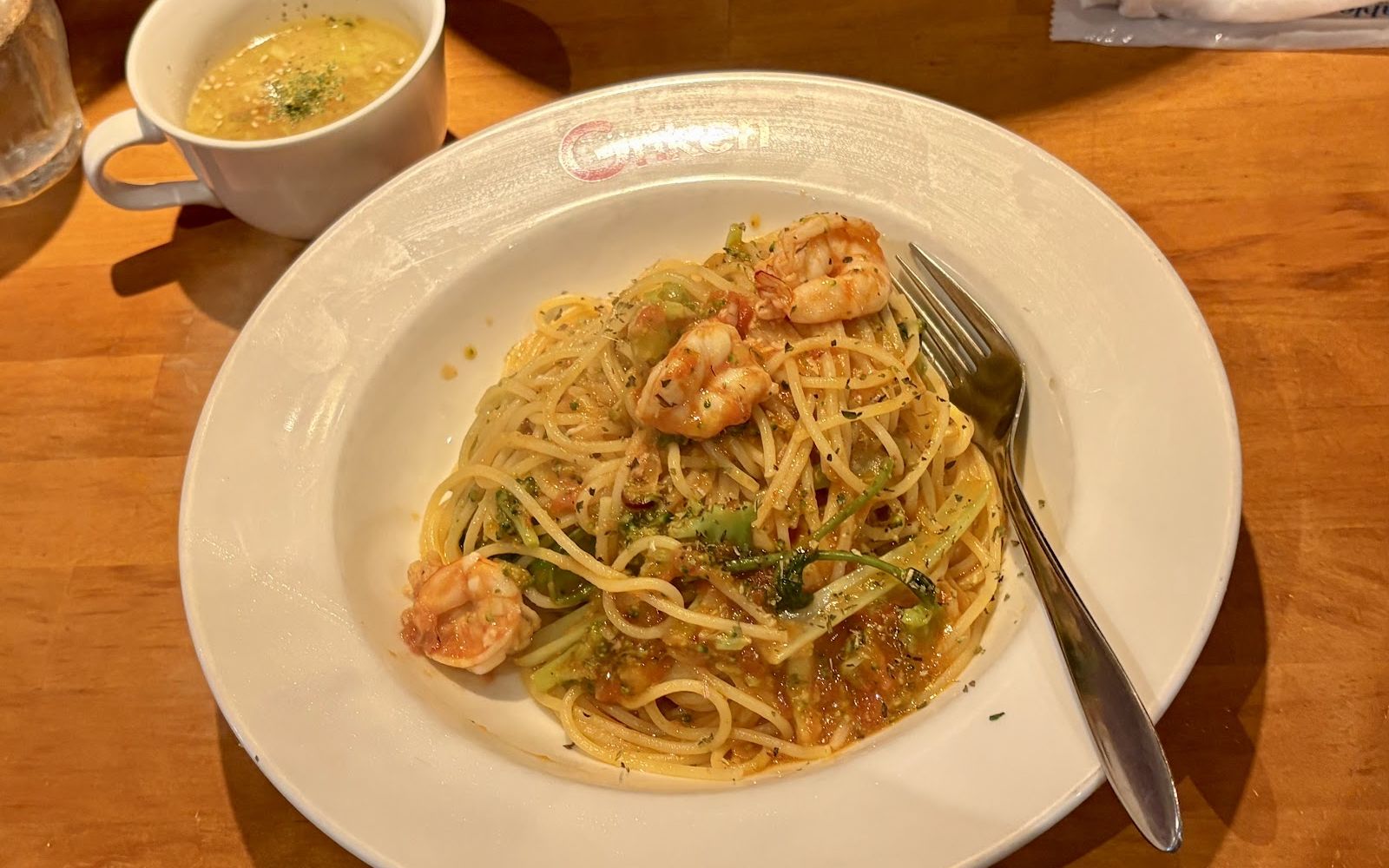 エビのパスタとカップのスープ