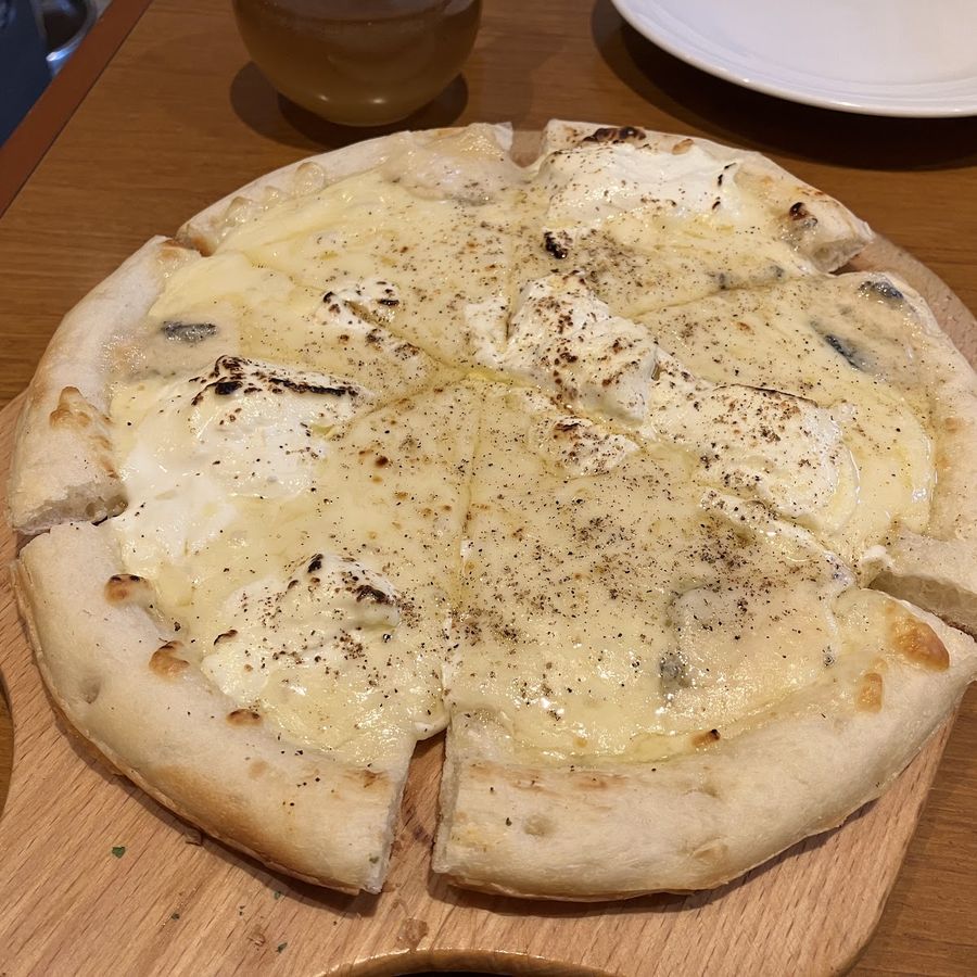 木の板にのった白いピッツァ