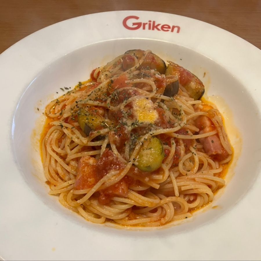 野菜を合わせたトマトソースのパスタ