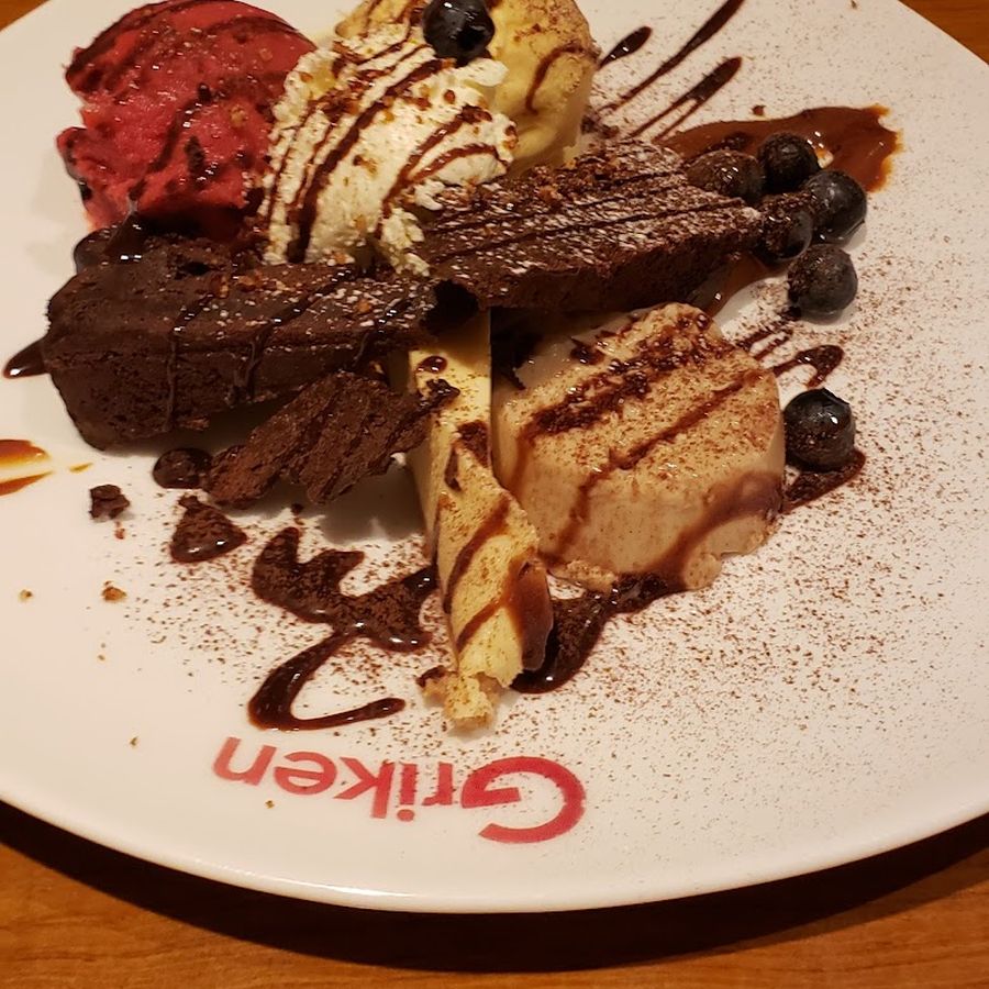 チョコレートケーキとジェラートのドルチェ