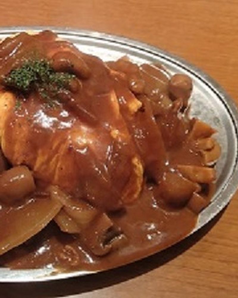 ハヤシライスにオムレツをのせた一皿