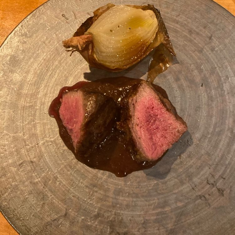 赤身肉のローストと焼いた玉ねぎ