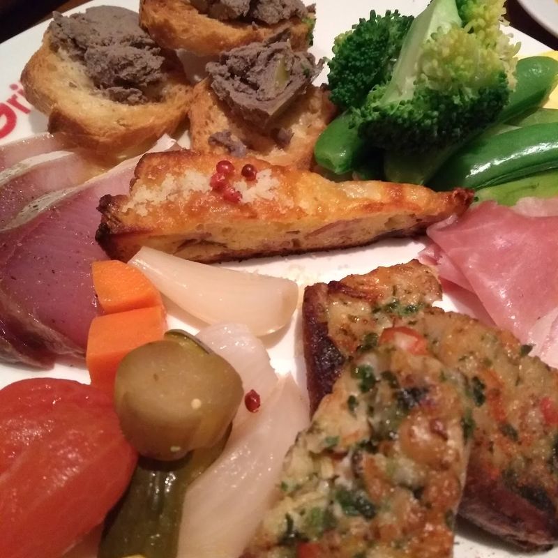 パテのブルスケッタや焼き野菜の前菜盛り合わせ