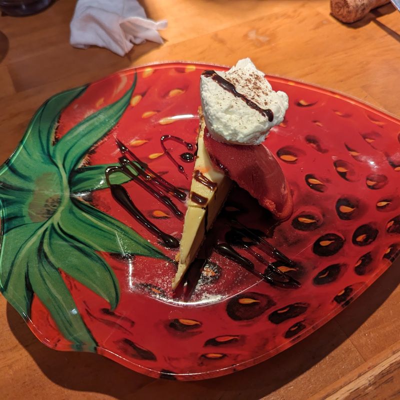 いちごの形の皿にのったケーキ
