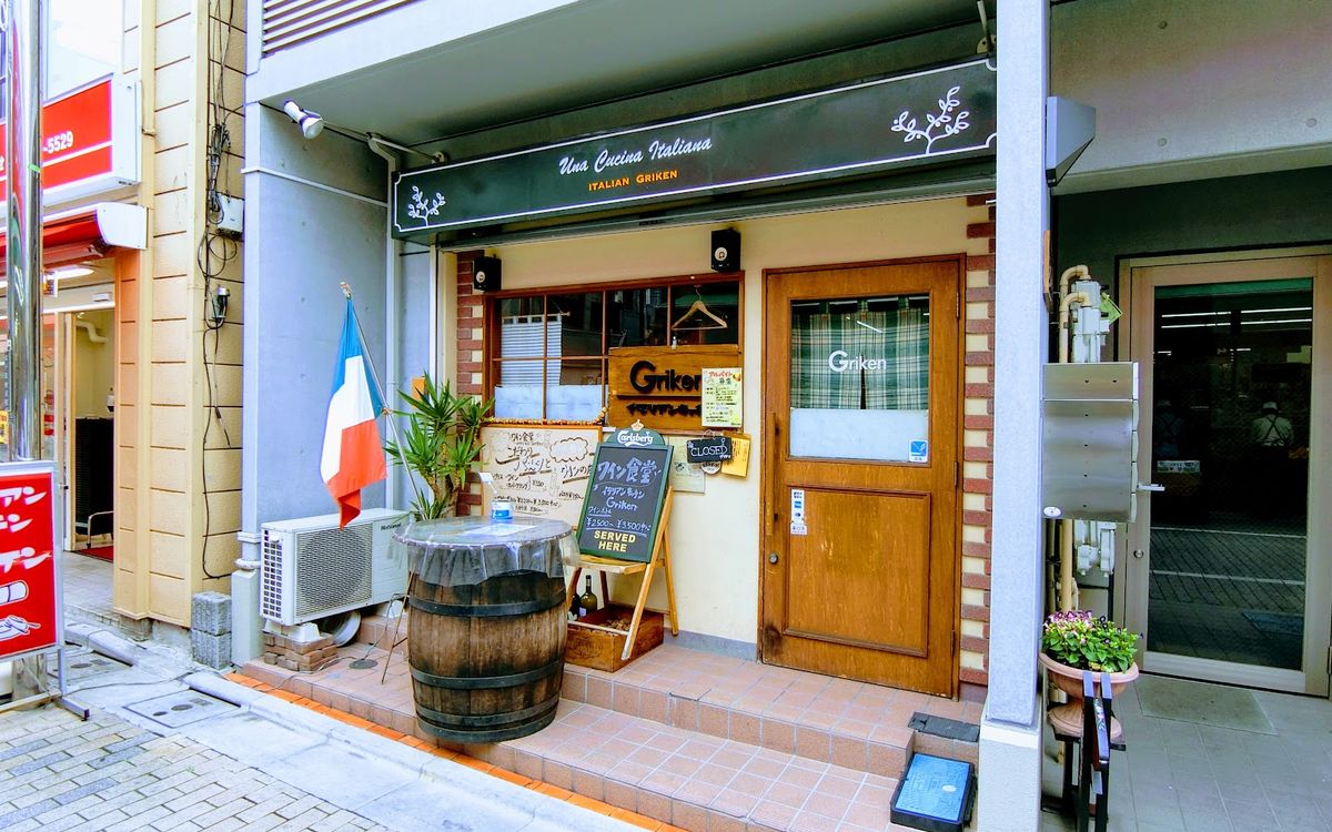 通りに面した店先。樽とイタリアの国旗が目印